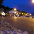 nočni posnetek obalne promenade v Baški ( otok Krk )