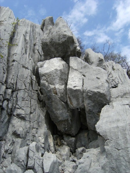 Tukajle sem se počutil malce neudobno; ogromne skale zagozdene med dva skalna stebra so bi