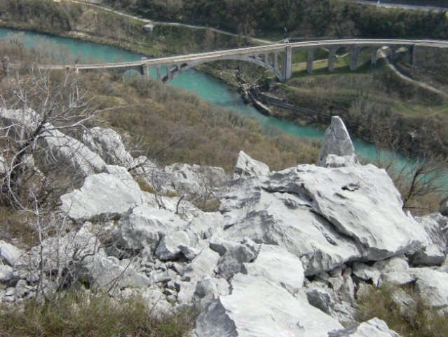 Pogled z grebenske rezi drugega grebena na znameniti železniški ločni most čez Sočo...