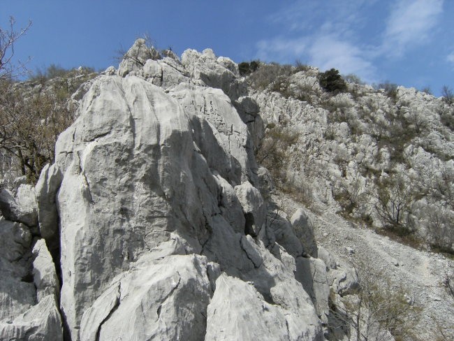 V drugem grebenu sem našel nekaj res lepih plezalskih detaljev, težave ves čas nihajo med 