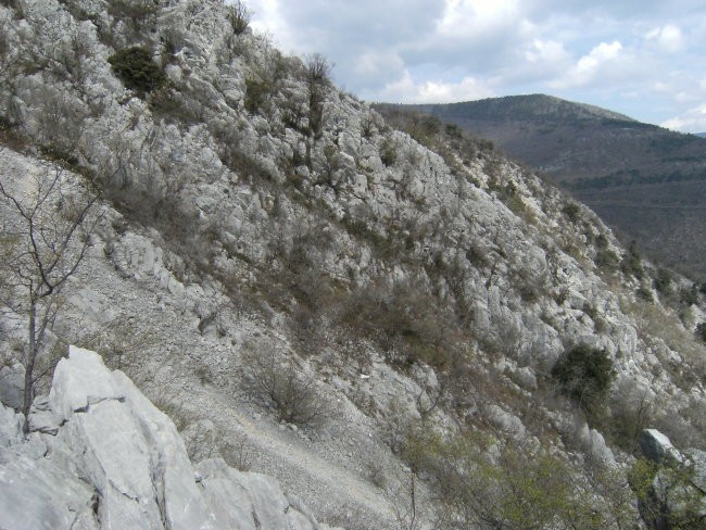 še en pogled proti tretjemu grebenu, v ozadju planotasti vrh Vodic...