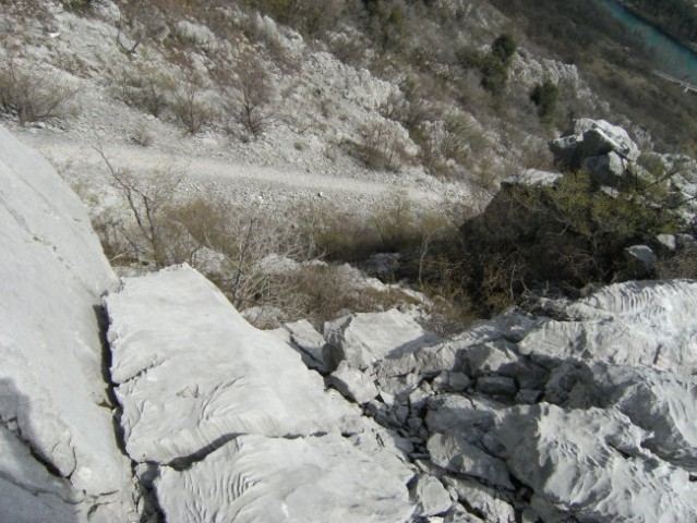 Pogled na strmo melišče med drugim in tretjim grebenom; tretji greben, ki je najdaljši je 