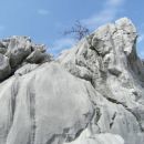 na grebenu je nešteto zanimivih skalnih štrlin, tole na sliki sem obplezal po levi strani 