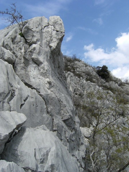 Ena izmed številnih zanimivih skalnih tvorb, v ozadju 