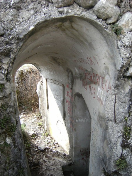 Vhod v avstrijski sistem kavern pri ostankih cerkvice sv.Valentine, na njegovem zidu je ve