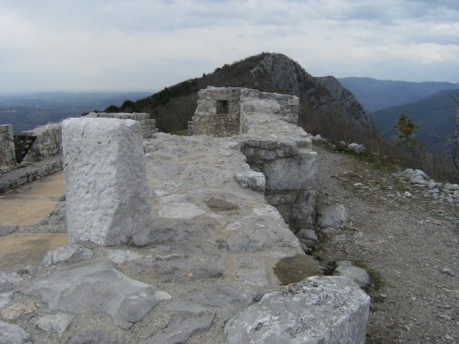 še en pogled po grebenu od cerkvice sv.Valentina v smeri vrha Sabotina...