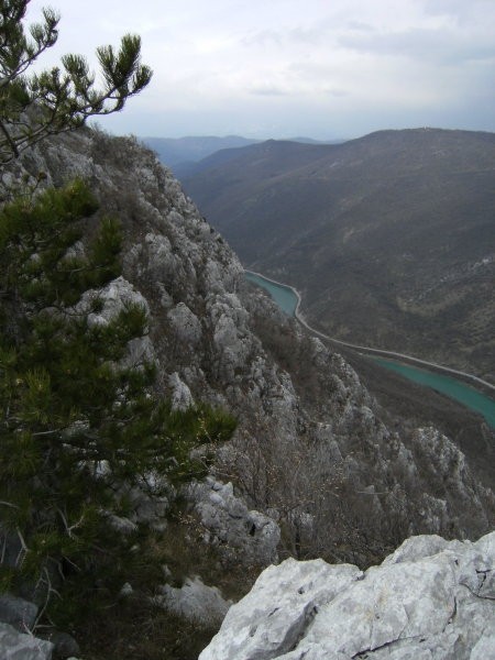 Po strmih vzhodnih pobočjih Sabotina poteka več strmih reber ( grebenov ), dva izmed njih,