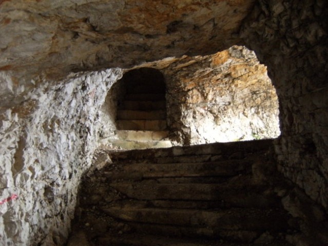 Okoli poveljstva so bile kaverne izkopane kar v treh nivojih in med seboj povezane s predo