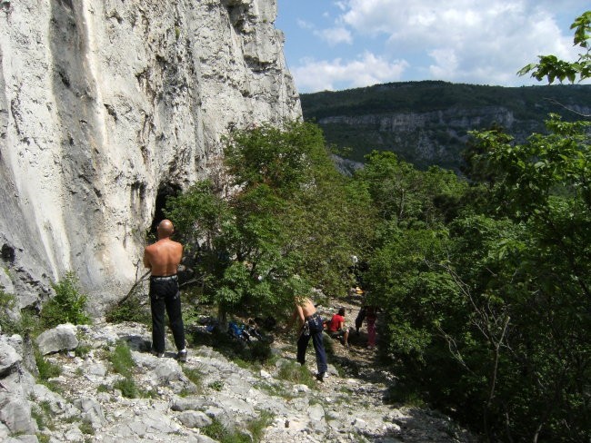 plezalci ob vznožju stene nad Boljuncem ( parete di Bagnoli ), ki se nahaja na pobočju Šmi