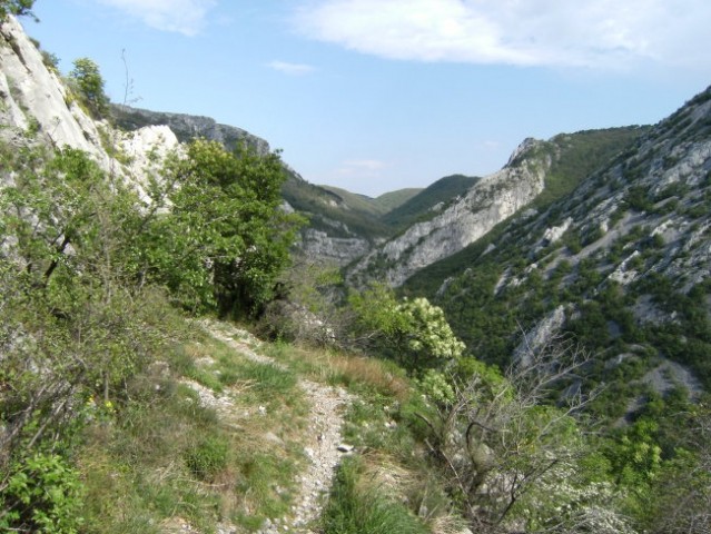 Pogled izpod Muhove stene po dolini Glinščice...