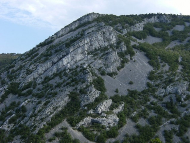 Kras ( Monte Carso - cca 460 m/nm ) je najvišja vzpetina nad dolino Glinščice, na drugi st