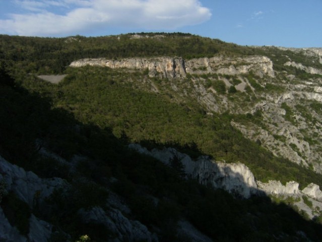 Pod podolgovato steno na sliki poteka trasa nekdanje ozkotirne železnice Istrijanke ( Pare
