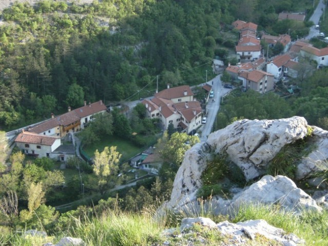 Zabrežec ( Mocco ) je najvišji živi zaselek na območju doline Glinščice, v zatrepu doline 