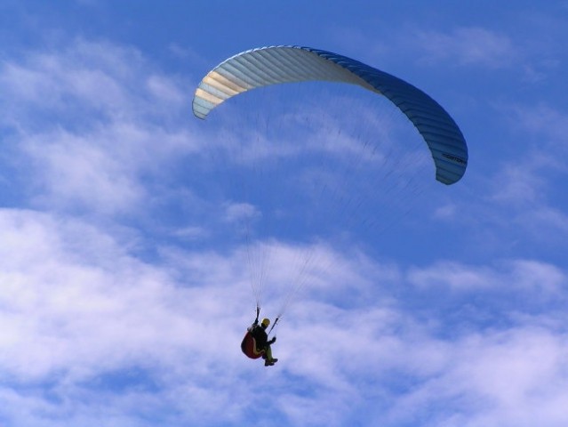 Jadralni padalec uživa trenutke svobode pod nebom