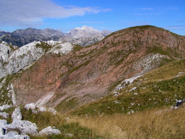 Pogled na Rdeči rob ( 1916 m ) z vrha Stadorja, zadaj pobeljeni vrh Triglava