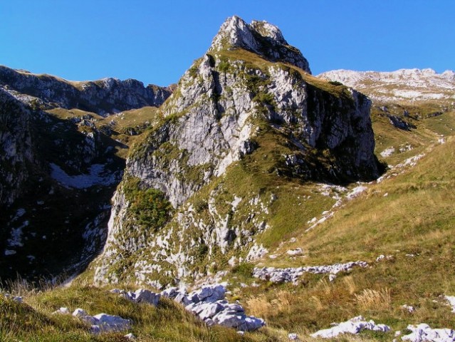 Palec ( 1616 m nm ) nad planino Lašca; domačini ga imenujejo Povc, ker je na pol poti ( ža