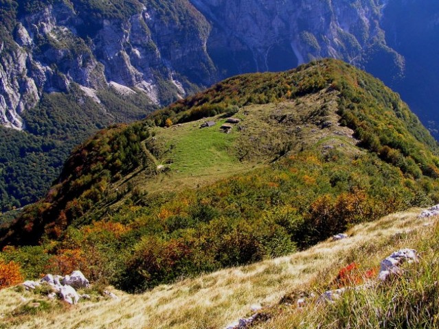 Planina Lašca ( 1288 m nm ) z uravnave pod Povcem ( Palcem ) - prek nje smo se povzpeli na
