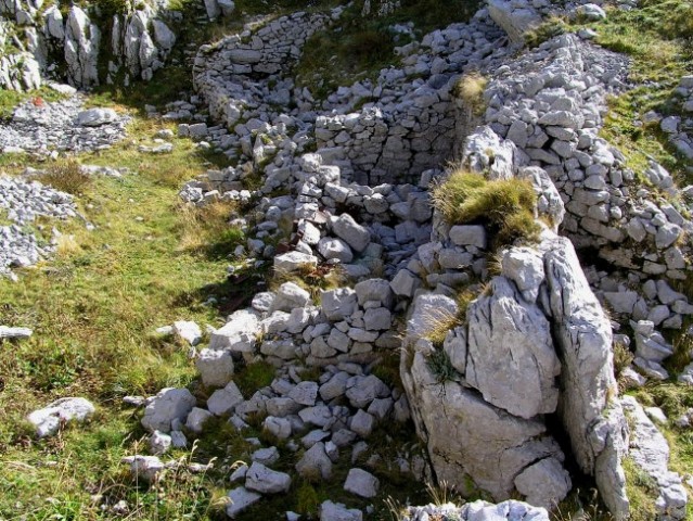 Ostanki vojaških zavetišč v kotanji na vrhu Stadorja ( cca 1750 m nm )