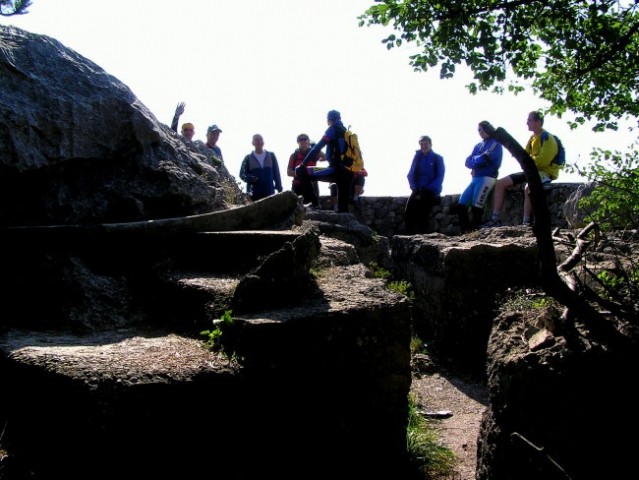 Ob Rilkejevi stezi so tudi ostanki utrdb iz časov I. in II. svet. vojne