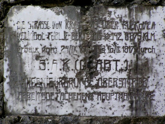 Napisna plošča na AO spomeniku inženirskim enotam ob cesti Komen - Dutovlje