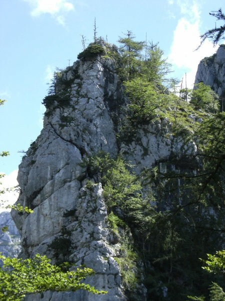 Skalni stolp blizu sedelca pod vrhom Kope ( približan )