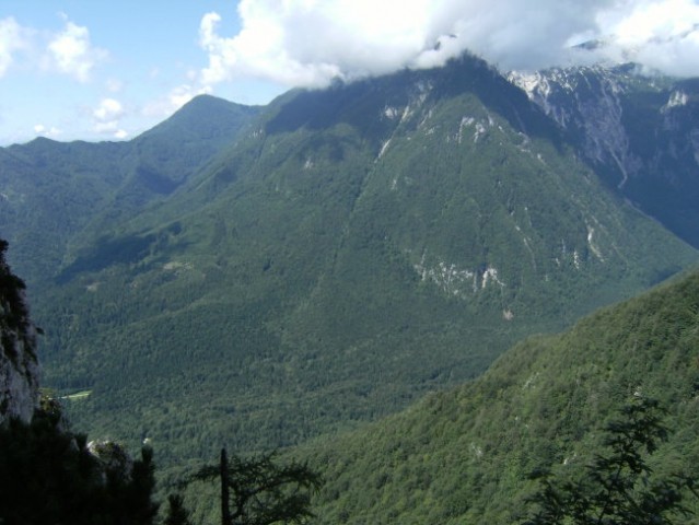 Pogled s pomola ob koncu prečnice na Mokrico ( 1853 m/nm ) nad dolino Kamniške bistrice; v