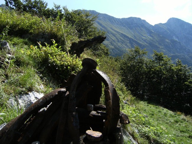 pogled na Krnčico in Krn iz okolice lovske koče, spredaj kup ostankov granat iz I.svet.voj