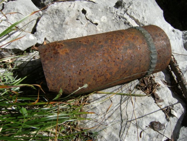 Ostanki avstrijske 105 mm šrapnelske granate na pobočju Krasjega vrha...