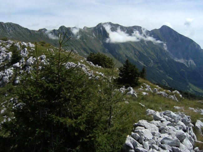 pogled proti Krnu z vrha Debeljaka ( 1529 m )