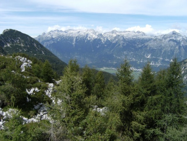 Gore nad dolino Soče z vrha Debeljaka...