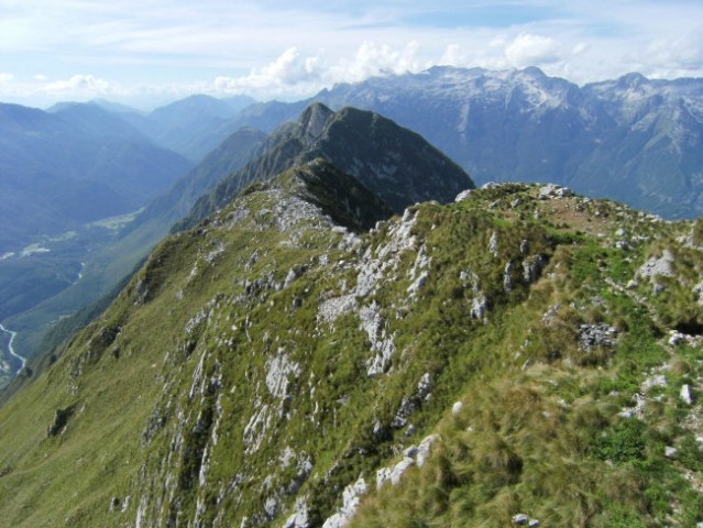 Pogled s Krasjega vrha v smeri nadaljevanja glavnega grebena. Celoten masiv se imenuje Pol