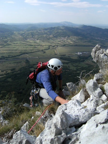Plezanje je v glavnem lahko in varovanje z vrvjo za dovolj izkušene niti ni potrebno razen