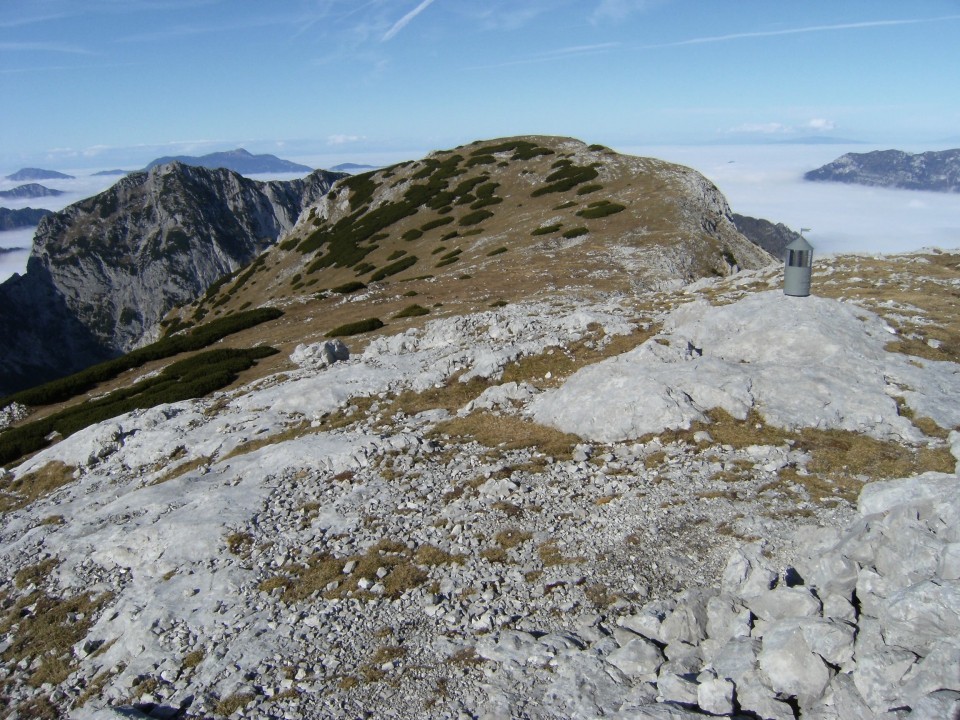 Pogled z Velikega vrha ( 2111 m ) proti bližnjemu vrhu Velike Zelenice ( 2114 m )