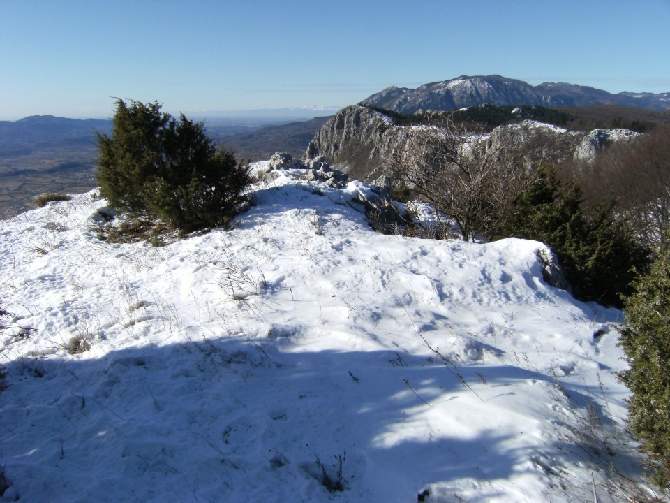 Še en pogled proti Zelenemu školu ( 902 m ) in Modrasovcu ( 1313 m ) zadaj.