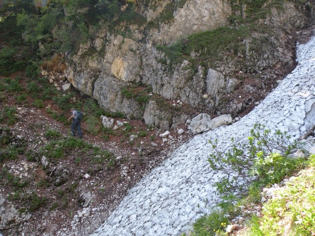 Višje zgoraj je trasa prečkala tri strme žlebove, v zadnjem so ležali ostanki plazov, vend