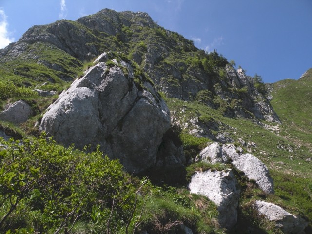 Pogled na Srednji vrh v grebenu med Hudim vrhom in Lipnikom