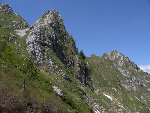 Srednji vrh ( levo od brezimnega travnatega turna ) in Hudi vrh ( zadnji v grebenu na desn