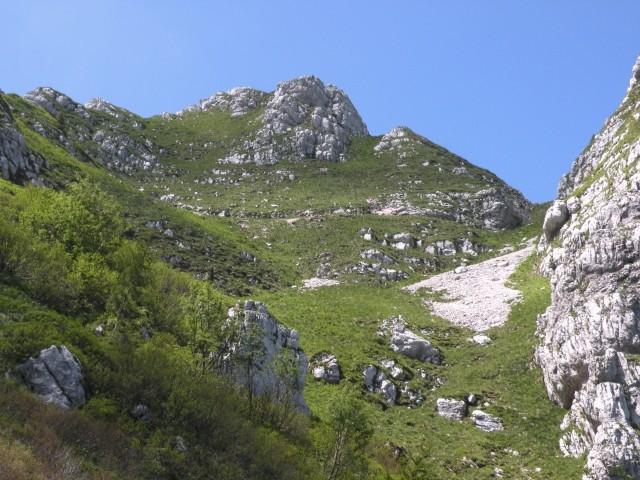 Sedlo med Lipnikom in Srednjim vrhom, kamor pride mulatijera s planine Golobar ( Lipnik we