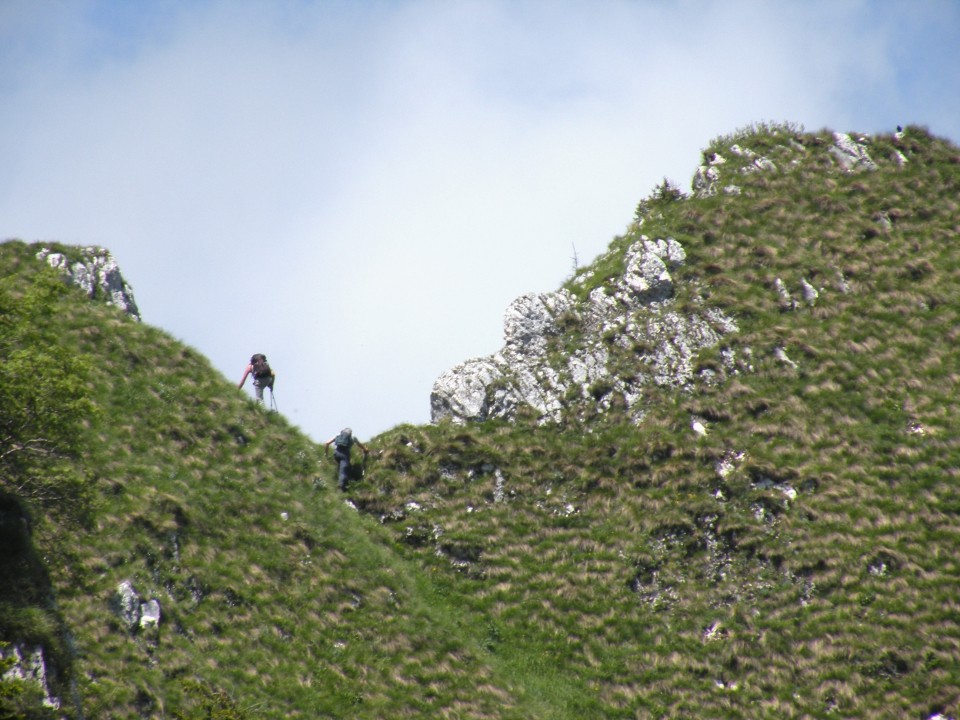 medtem sta naša junaka dosegla greben pod Hudim vrhom po preklemano strmih trentarskih tra