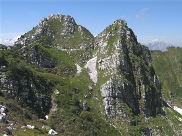 Pogled s pobočij pod vrhom Lipnika proti Srednjemu vrhu in brezimnemu turnu. Med njima je 