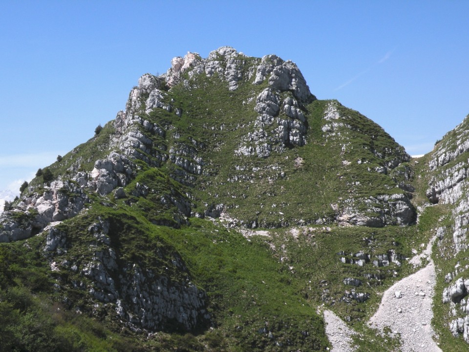 Lipnik Weg, ki z zahodne strani doseže večkrat omenjeno sedlo v grebenu med Srednjim vrhom