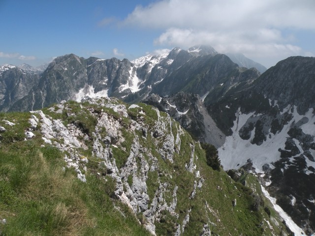 Pogled z vrha proti vzhodu: Lemež, preval 