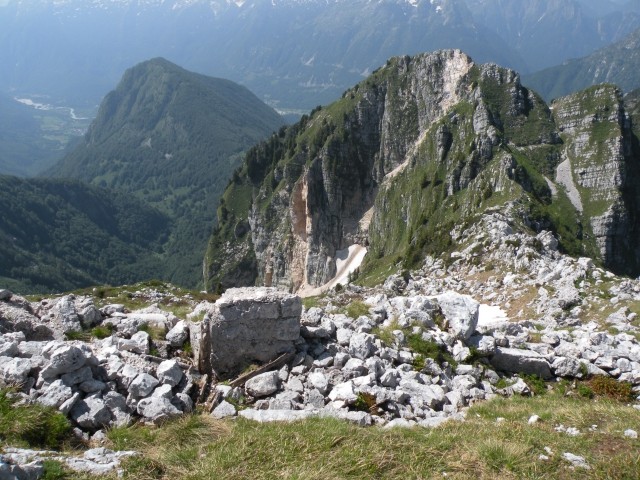 Ostanki vojaških zgradb pod vrhom Lipnika, zadaj levo Javoršček ( 1557 m ), še en pomembni
