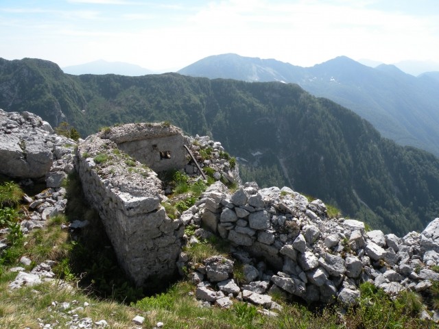 Ostanki položaja na grebenu med Lipnikom in Srednjim vrhom; zadaj Kal ( 1705 m ). Na celot