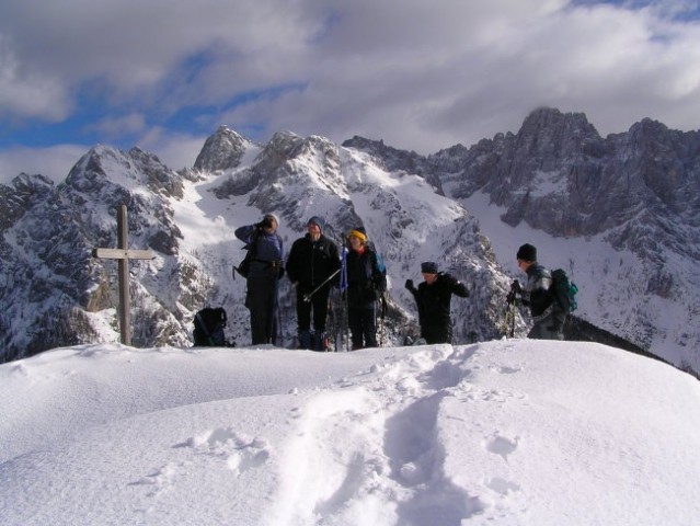 Na vrhu Velikega Movrinca cca 1560 m/nm, v ozadju martuljške gore s Škrlatico na desni v s