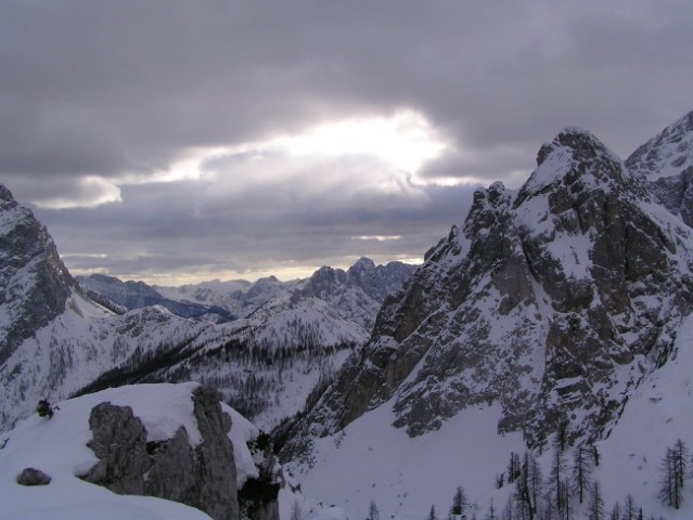 Pogled s Kumlehove glave proti Vršiču, zadaj vrhovi nad Trento, desno Robičje