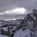 pogled s Kumlehove glave proti Vršiču, zadaj vrhovi nad Trento, desno Robičje
