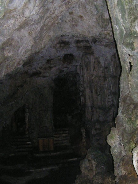 Sveta jama, posnetek z bliskavico z vhoda ( vhod je zaprt z rešetko )