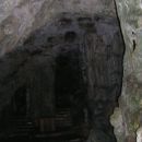 Sveta jama, posnetek z bliskavico z vhoda ( vhod je zaprt z rešetko )