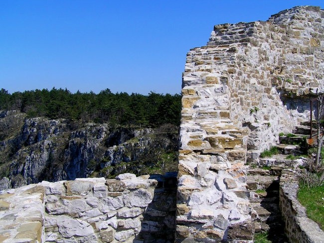 zidovi grajske ruševine ( grad Socerb )